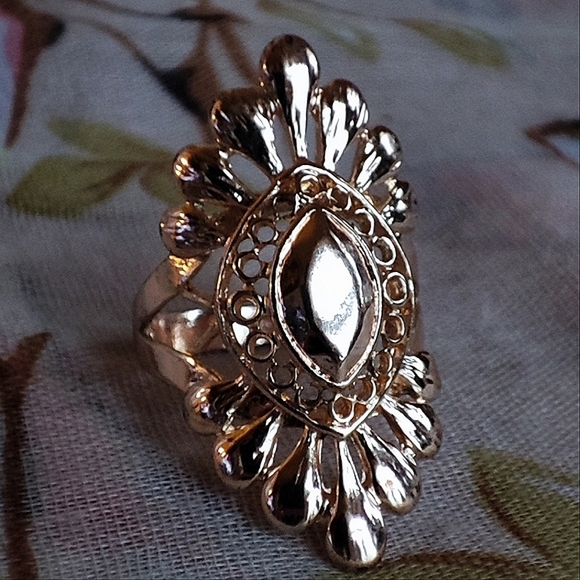Gold Tone Heavy Plated Large Ring Size 10 3/4 Costume Jewelry - Picture 1 of 5